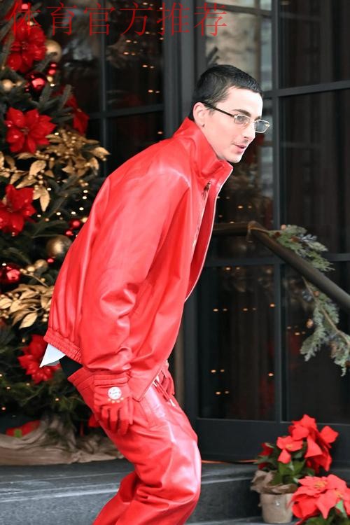 好莱坞明星“甜茶”被拍到全身红衣出行,手上戴着拜仁手套 好莱坞明星“甜茶”被拍到全身红衣出行,手上戴着拜仁手套